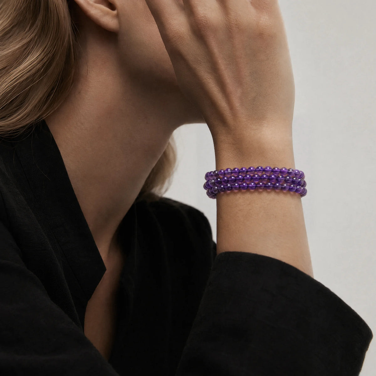 Bolivianische Amethyst-Dreifachstrang-Halskette mehrlagig am Handgelenk getragen, BE.